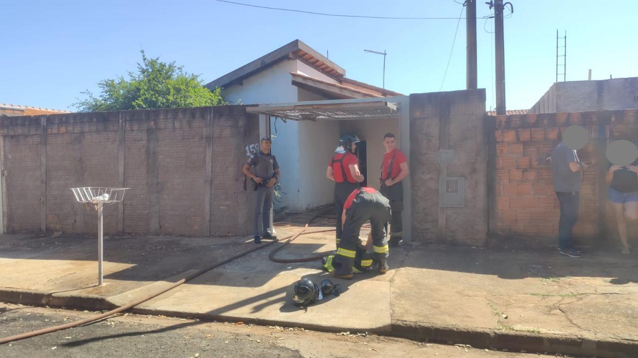Foto 7 de 7 — Bombeiros controlam fogo em outra residência em Araraquara